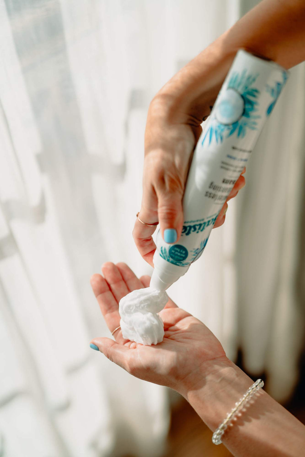 Batiste aceite de almendra nutre el cabello entre lavados.