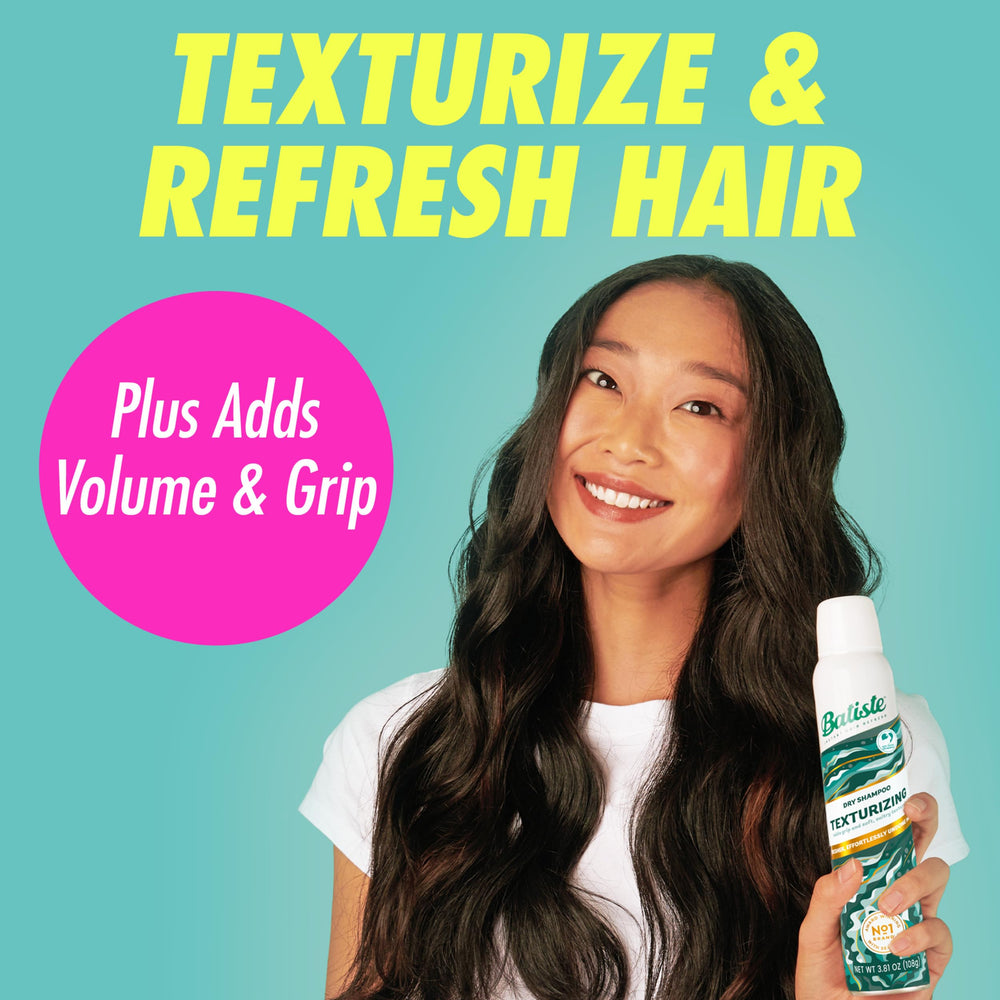 Batiste Champú Seco Texturizante aplicado en la mano para crear textura suave.