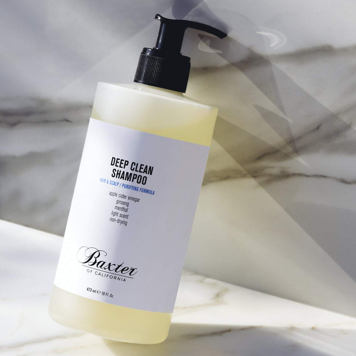 Champú Baxter of California Deep Clean en la palma para aplicación fácil