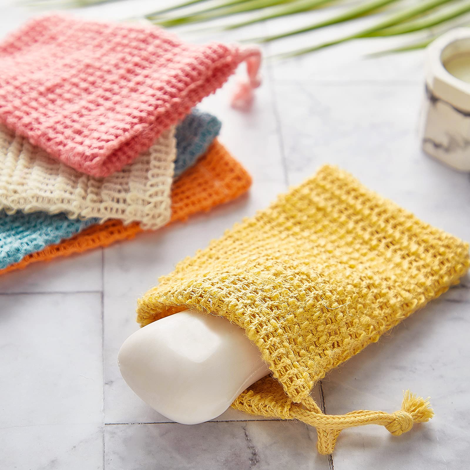 BBTO bolsa exfoliante para jabón en lino naranja, ideal para duchas rápidas y eficientes.