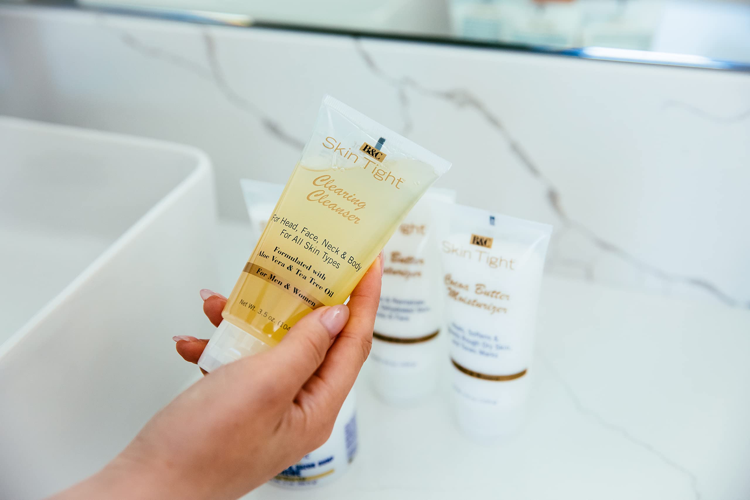 Aplicación del limpiador BC Skin Tight con los dedos para uso cómodo