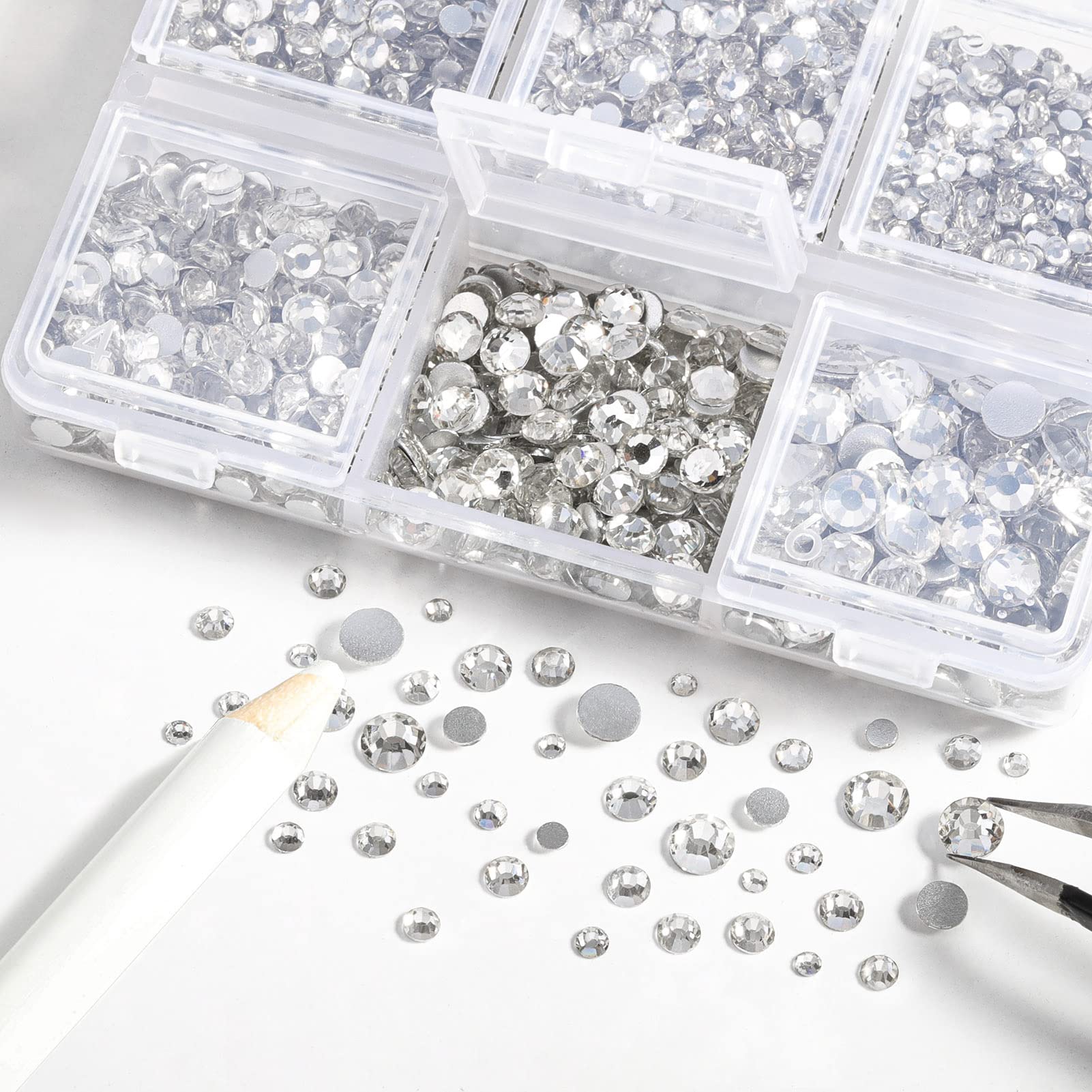 Beadsland: pinzas y bolígrafo ceroso facilitan colocar piedras con precisión.