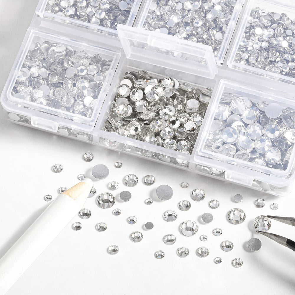 Beadsland: pinzas y bolígrafo ceroso facilitan colocar piedras con precisión.