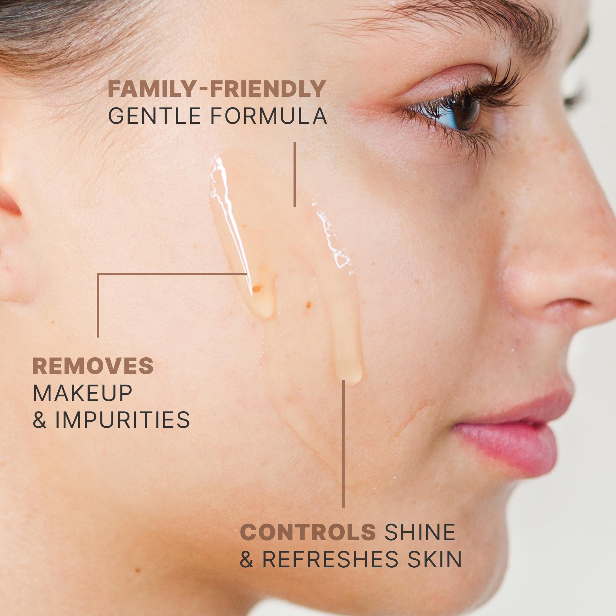 Beauty by Earth limpiador facial muestra textura de espuma suave.