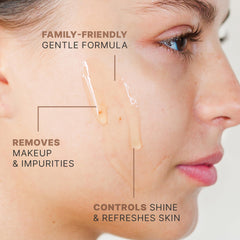 Beauty by Earth limpiador facial muestra textura de espuma suave.
