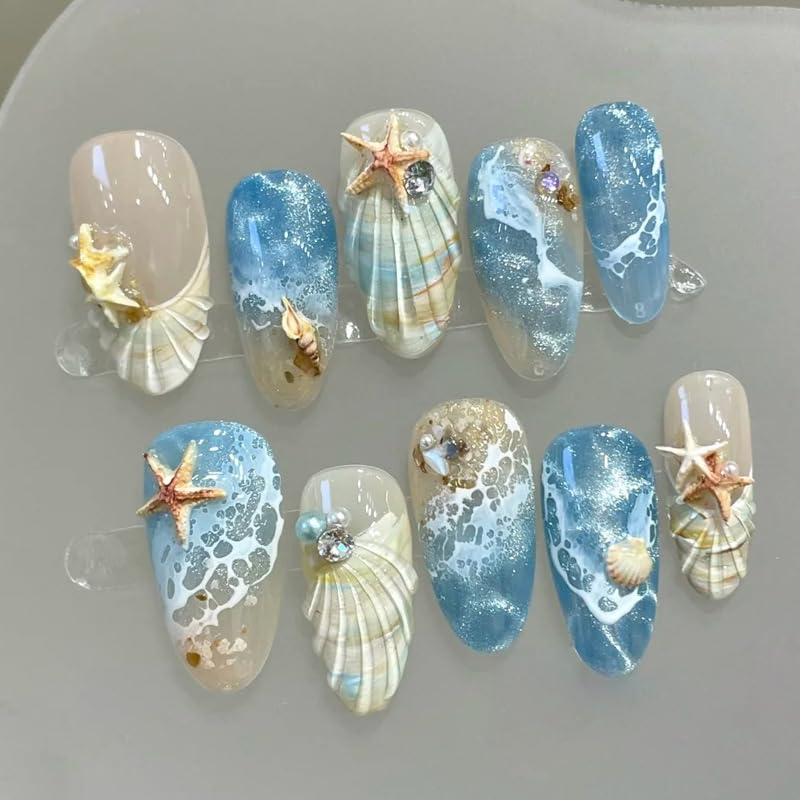 BEAWTH uñas prensadas en almendra, tono azul marino para un look veraniego.