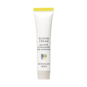 Beekman 1802 Bloom Cream, textura suave en la palma para hidratación ligera diaria.