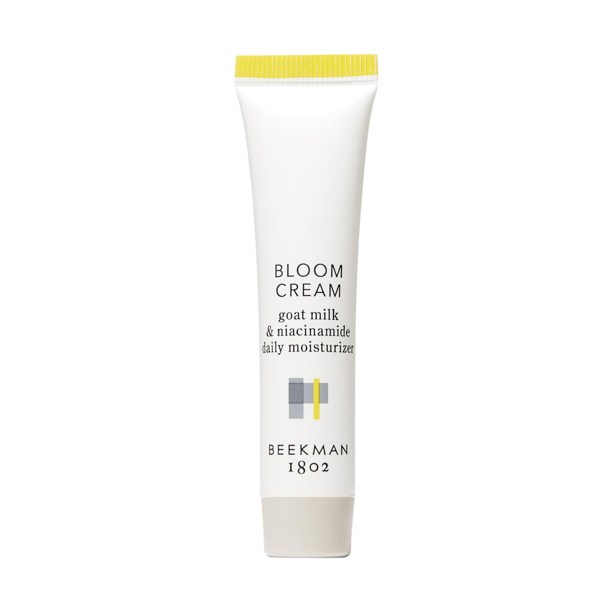 Beekman 1802 Bloom Cream, textura suave en la palma para hidratación ligera diaria.