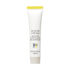 Beekman 1802 Bloom Cream, textura suave en la palma para hidratación ligera diaria.