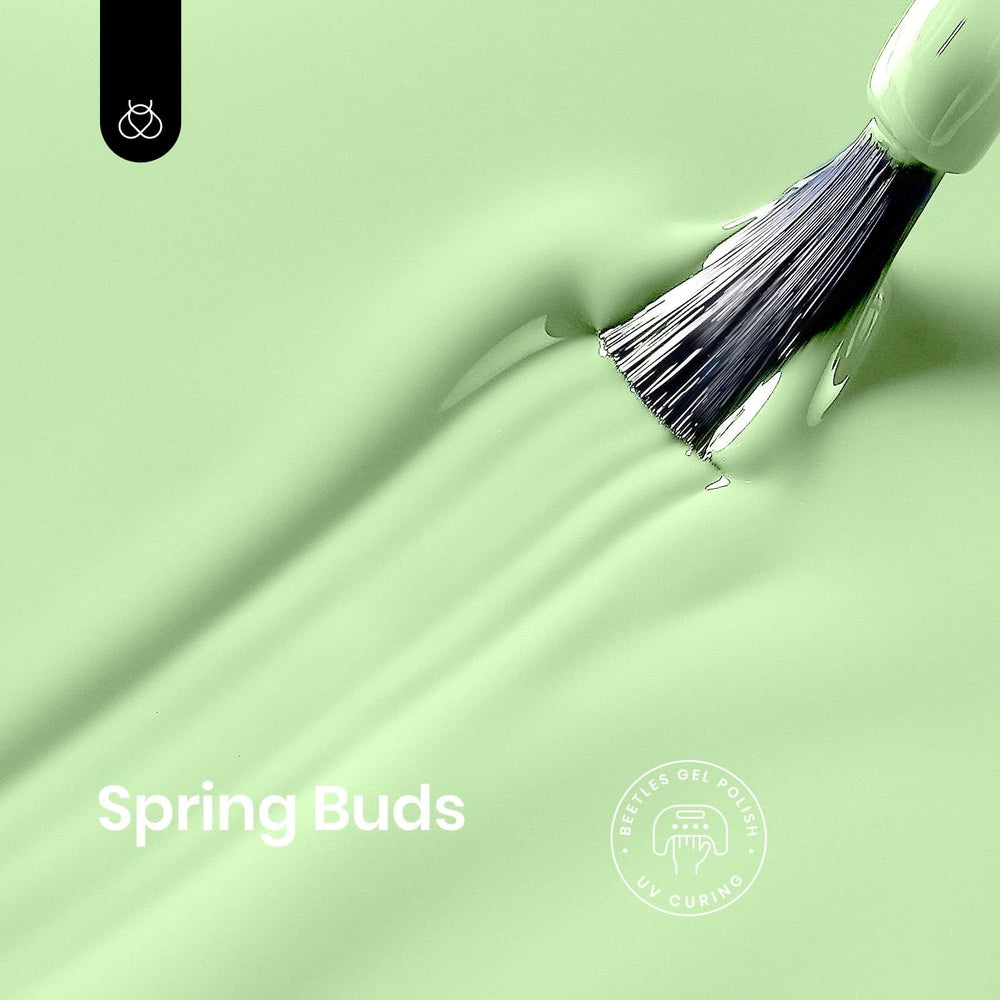Beetles Mint Green prepara uñas con base y top coat.
