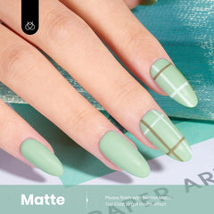 Beetles Esmalte Gel Verde Salvia: aplicación suave en uñas para acabado liso