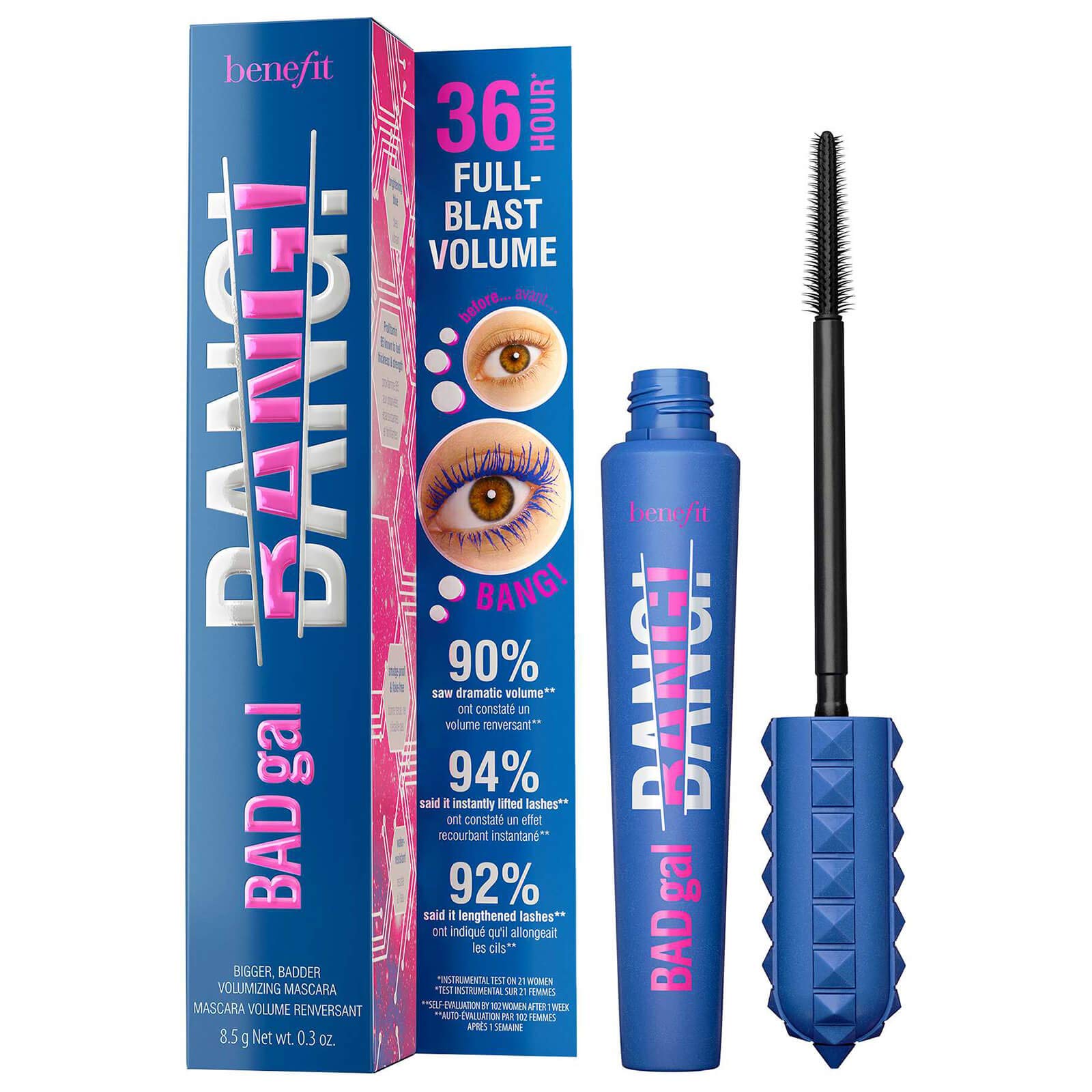 Benefit BadGal Bang mascara azul brillante en envase, look audaz.