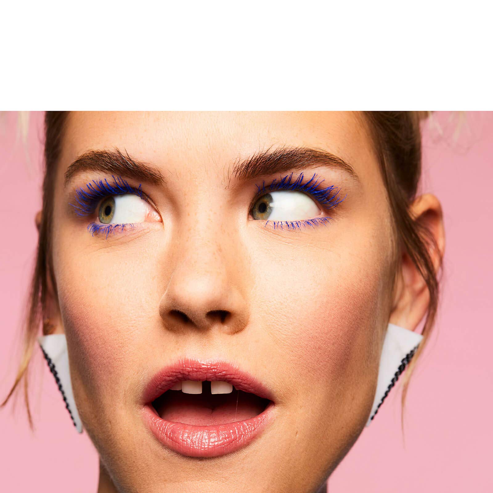 Benefit BadGal Bang máscara de color azul, resistencia a salpicaduras hasta 36 horas.