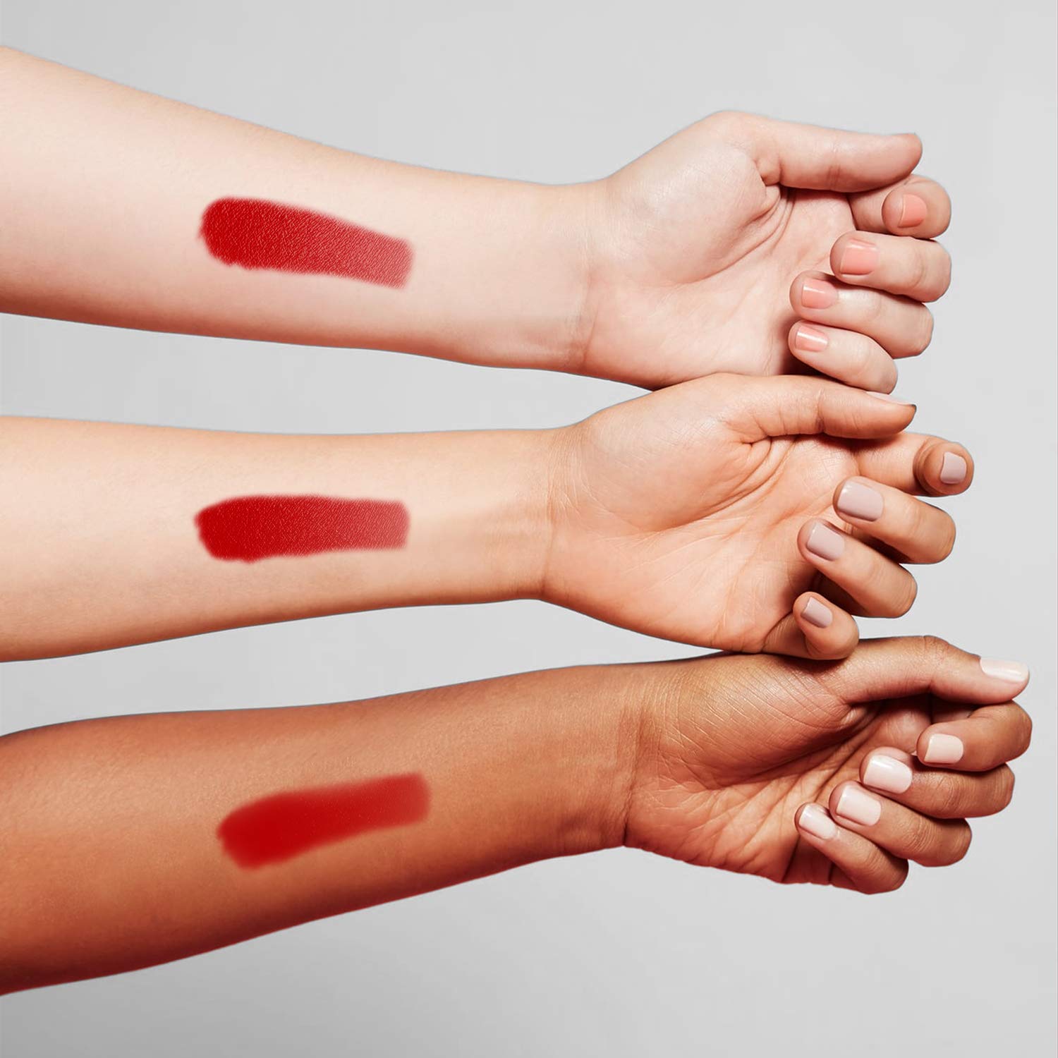 Benetint aplicacion-labios brinda color duradero y comodo.