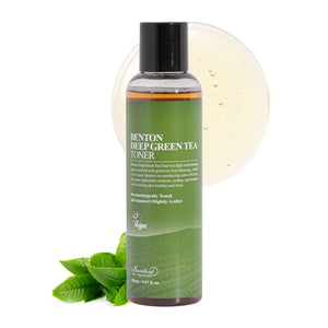 Tónico Benton Deep Green Tea: botella en acción aporta frescura equilibrada al rostro.