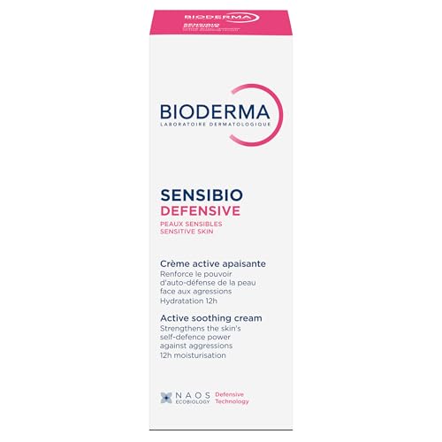 Aplicación de Bioderma Sensibio Defensive en rostro con acabado suave.