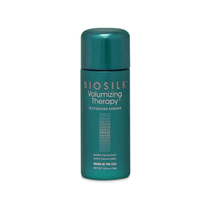 BioSilk Volumizing Therapy Texturizing Powder en la raíz para levantar volumen de forma ligera.
