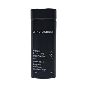 Blind Barber 80 Proof Powder sobre la botella para volumen ligero y acabado mate