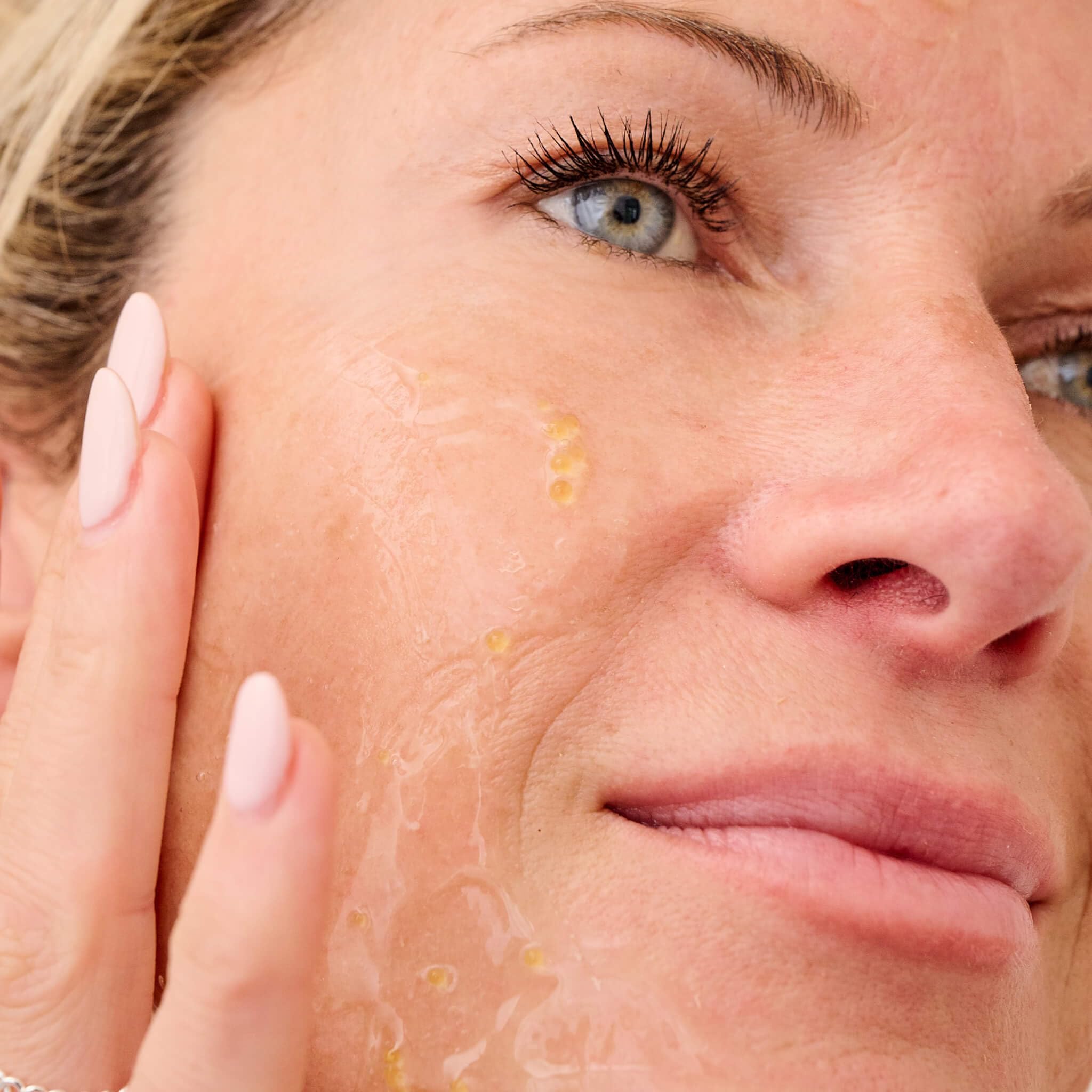 Bliss Drench Quench: envase compacto ideal para uso nocturno en casa o viaje.