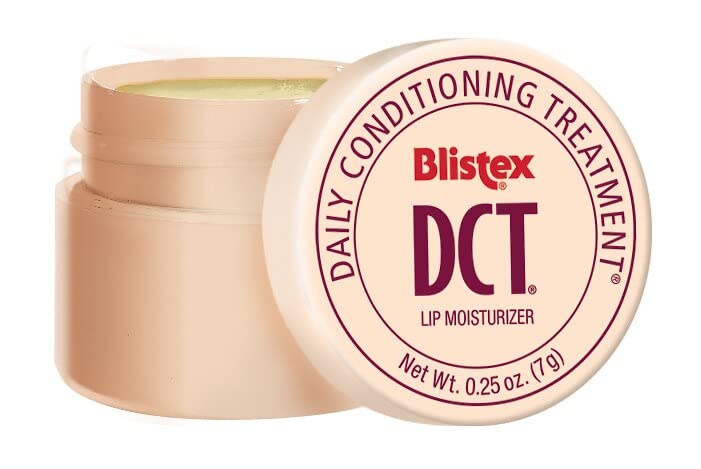 Aplicación suave de Blistex DCT en los labios para hidratación diaria.