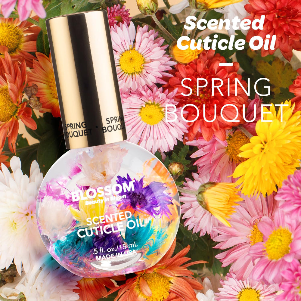 Aplicación suave de Blossom Cuticle Oil en manos y uñas.