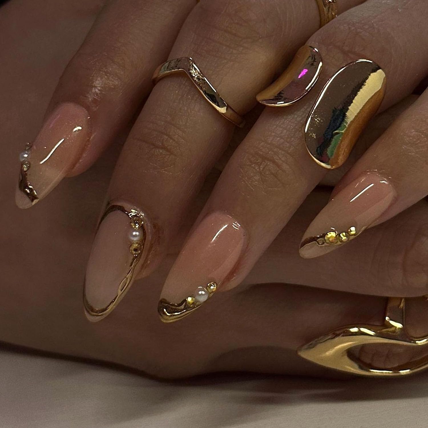 Blruyci Uñas Almendra Frances Dorado con Perlas, acabado natural y duradero.