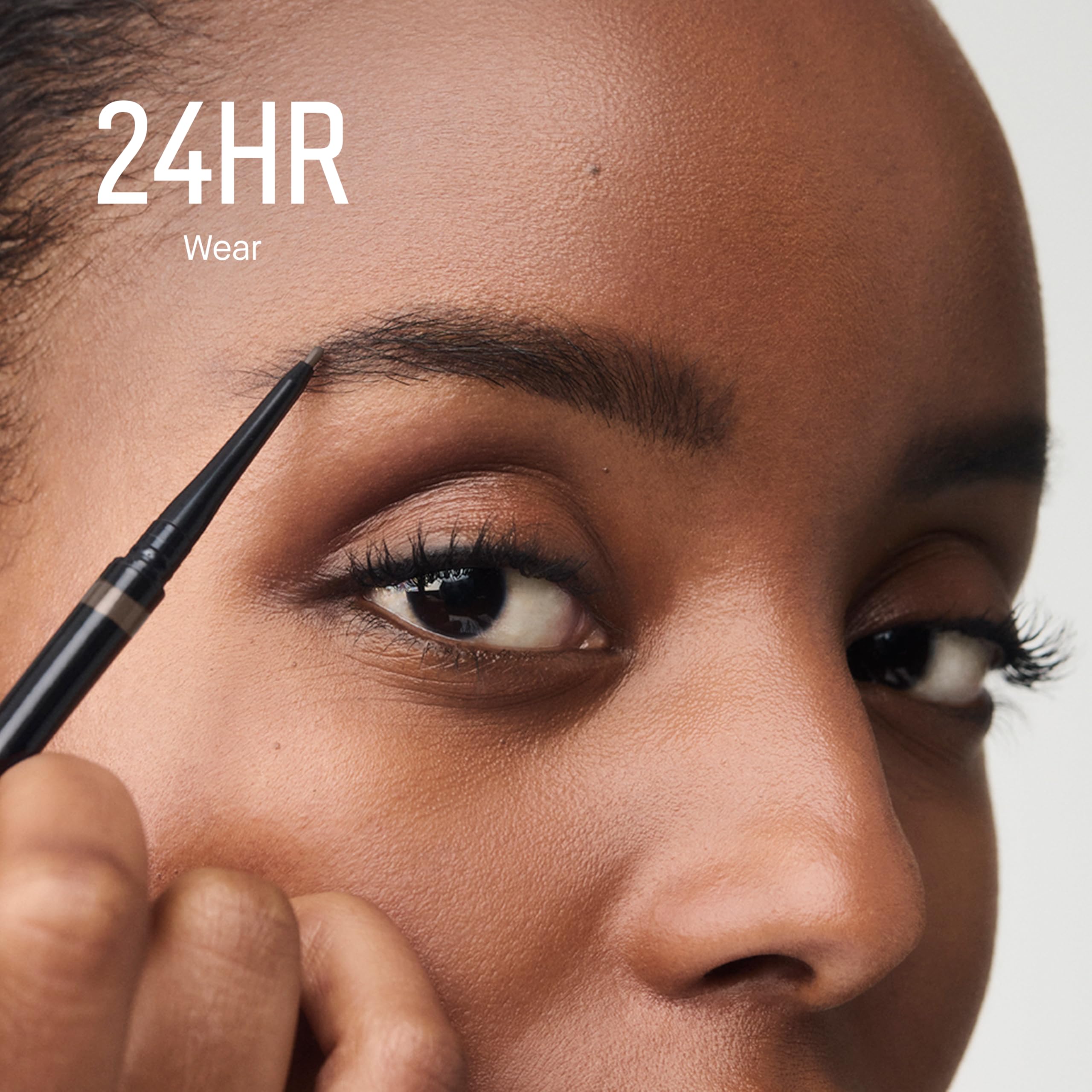 Gama de 12 tonos para cejas con color natural y duradero.