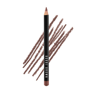 Lápiz labial Bobbi Brown Rum Raisin con textura aterciopelada para definición suave.