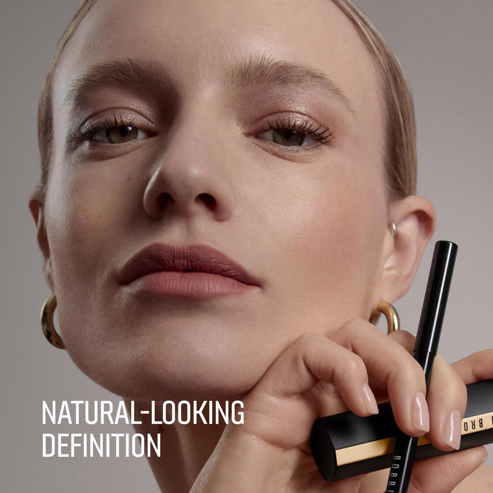 Trazo preciso del lápiz Bobbi Brown Rum Raisin para definición nítida.