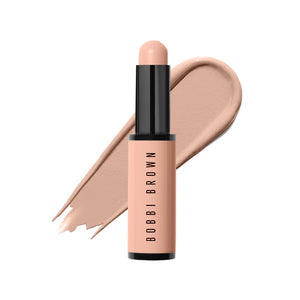 Bobbi Brown corrector de piel en stick: aplicación suave para neutralizar ojeras.