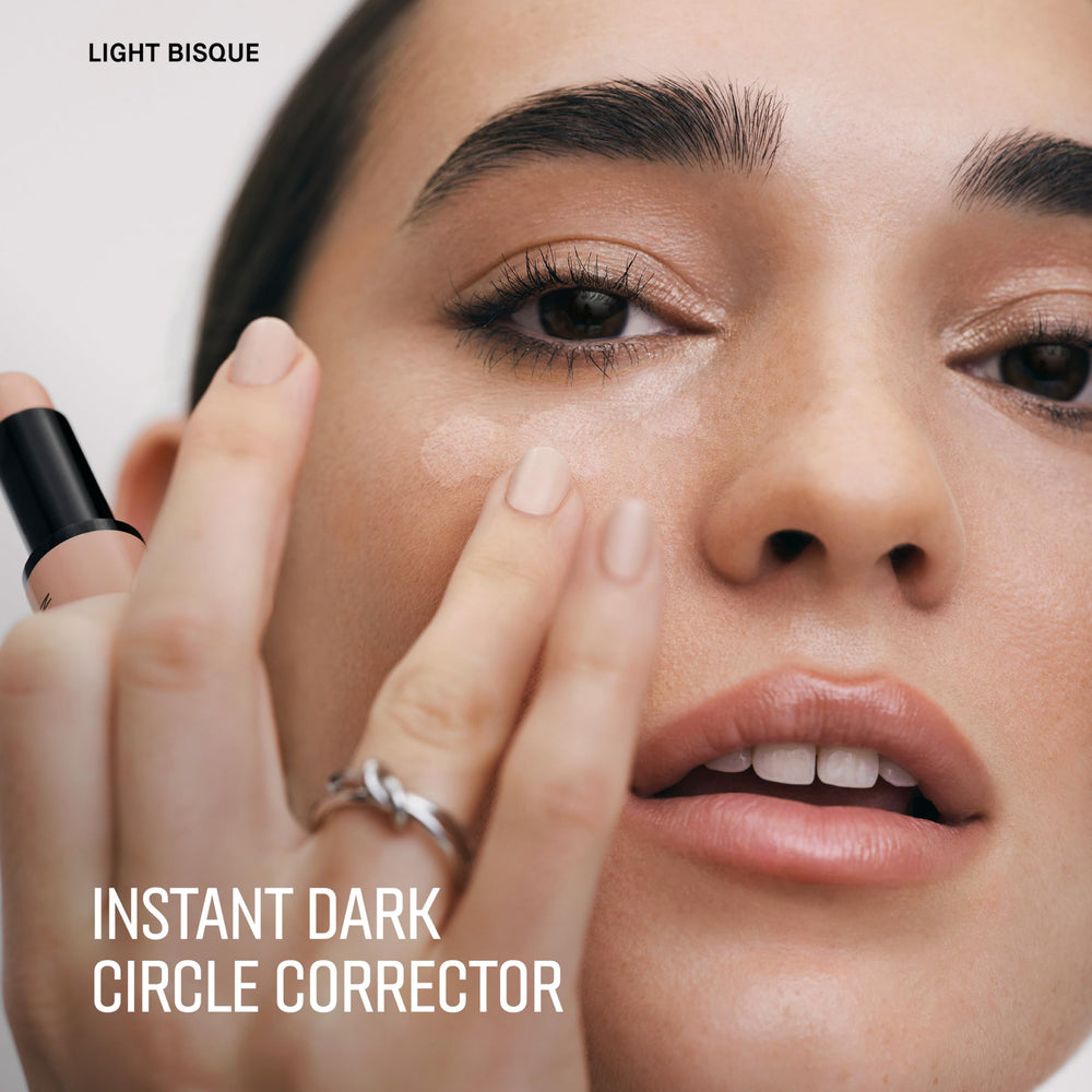 Aplicación fácil del corrector para retoques precisos en la piel.