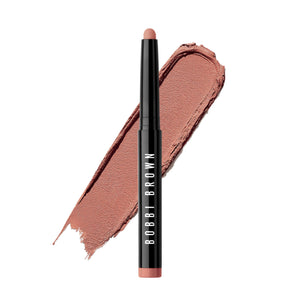 Bobbi Brown Long-Wear Shadow Stick aplicada suavemente para look duradero.