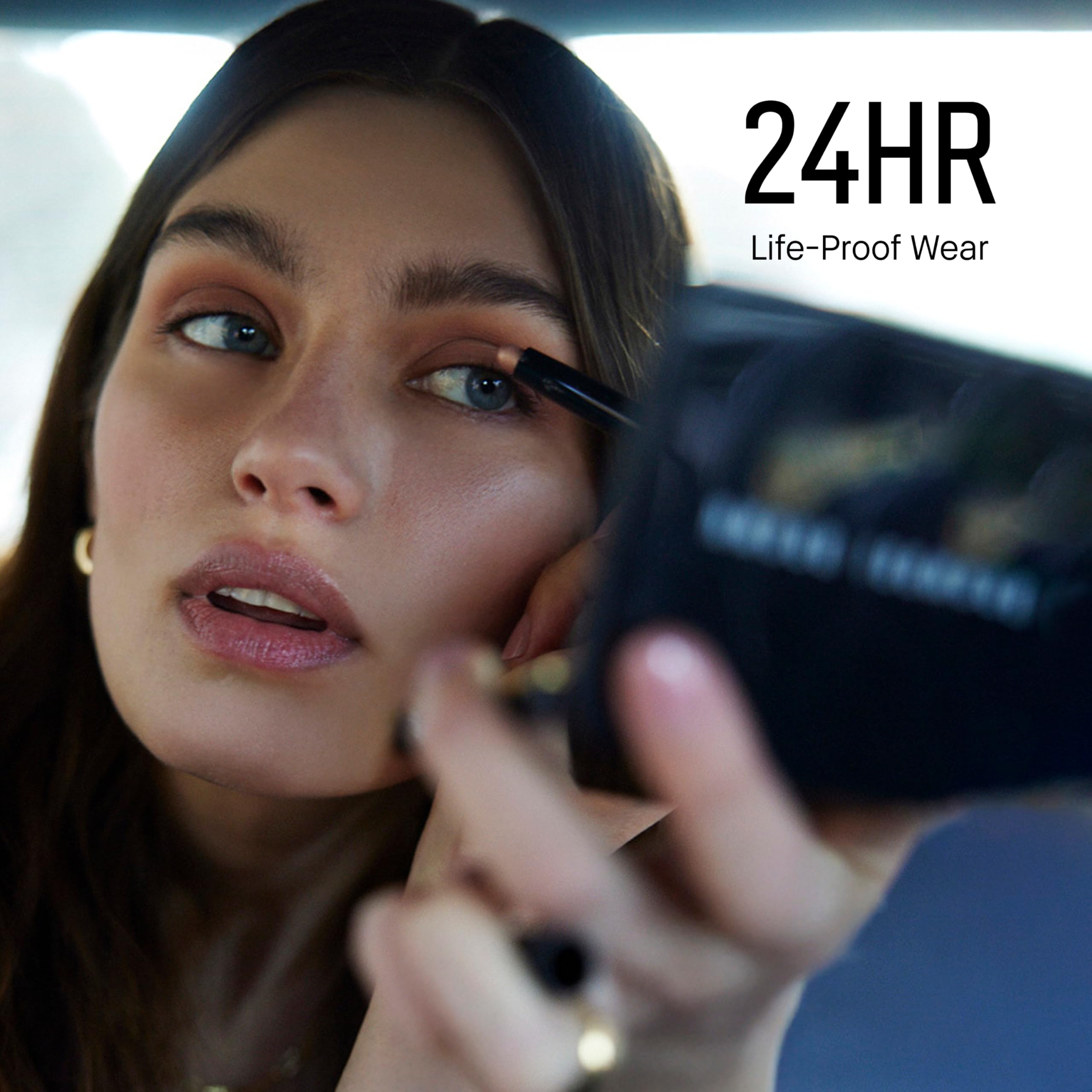 Bobbi Brown sombra crema larga duración usada como primer para definición precisa.