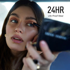 Bobbi Brown sombra crema larga duración usada como primer para definición precisa.