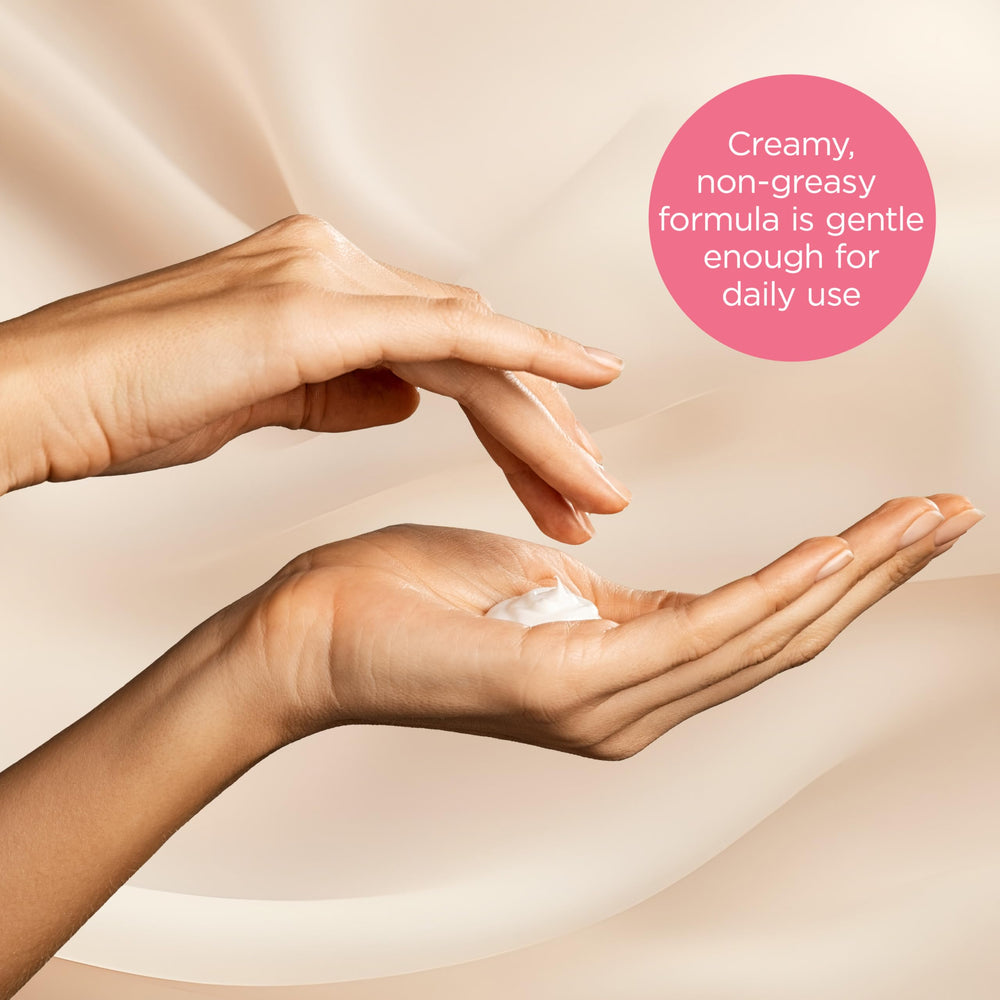 Bodycology aplicación en manos de la crema de vainilla para cuidado diario.