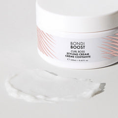 Envase BondiBoost Curl Boss muestra textura ligera para control del encrespamiento.