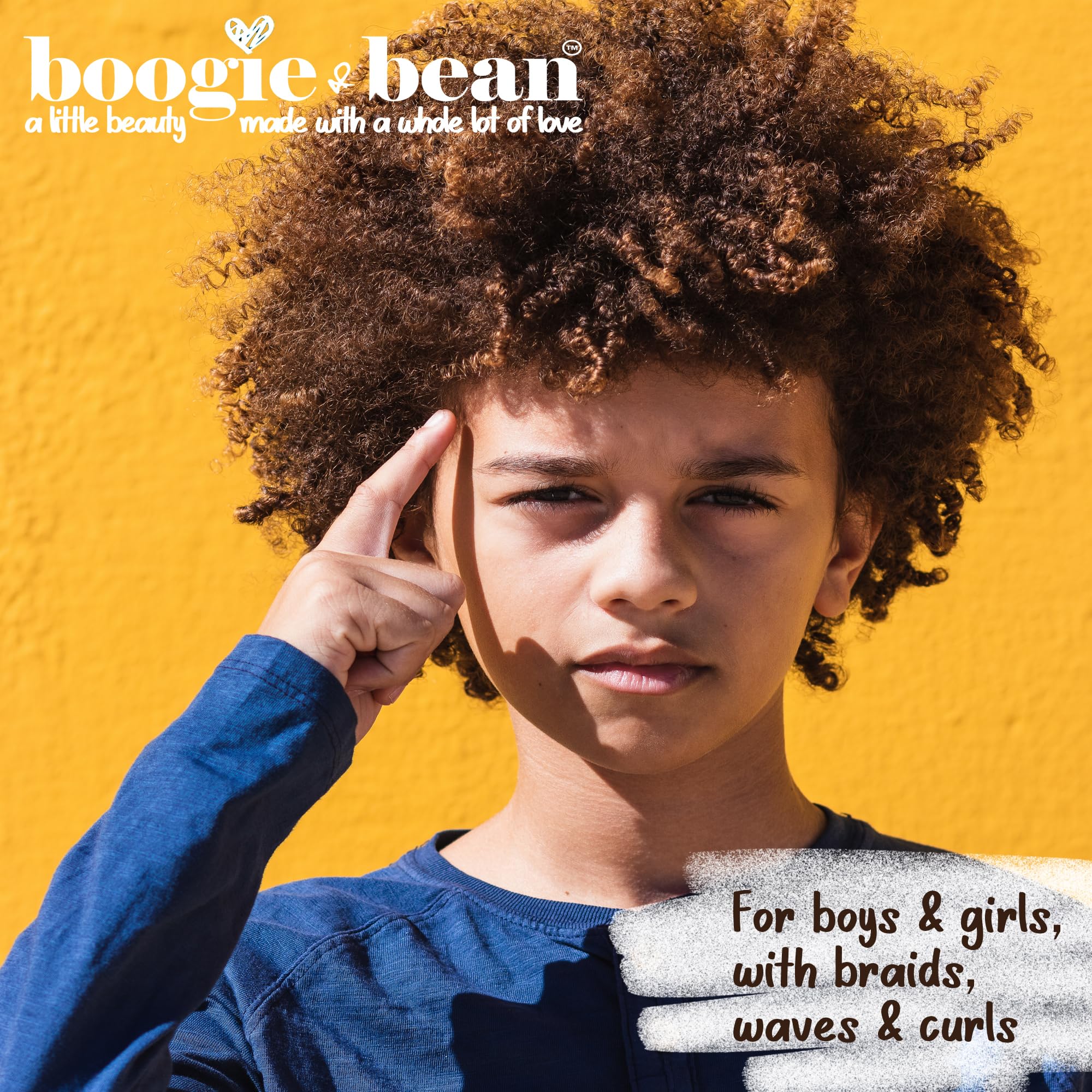 Boogie and Bean: manos aplicando aceite para peinado diario.