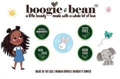 Boogie and Bean: niño con rizos aplica aceite para definir y suavizar rizos.