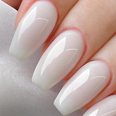 Born Pretty Gel Milky Blanco, muestra en uña para apreciar la translucidez.