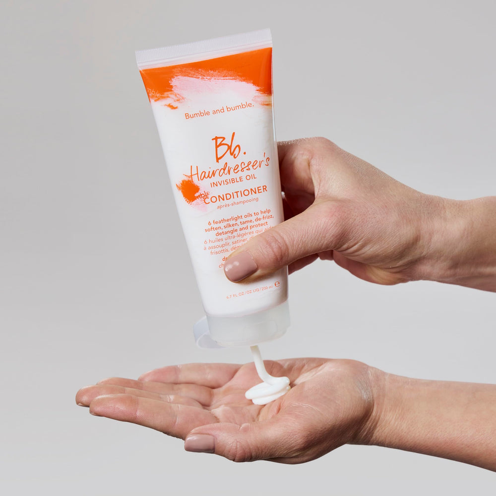 Aplicación suave en cabello seco con Bumble and bumble para desenredar.