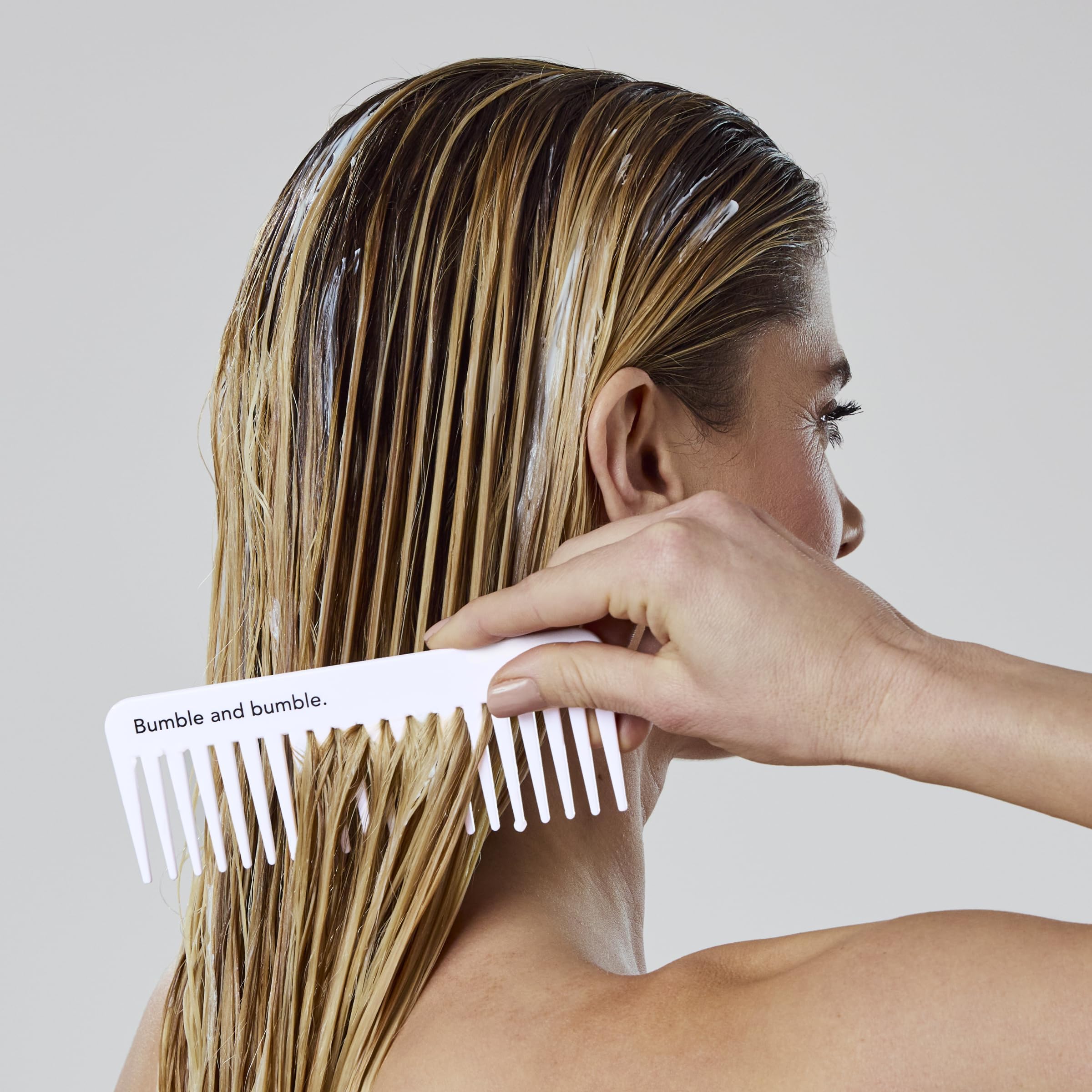 Rizos y cabello con brillo gracias a Bumble and bumble Acondicionador Invisible Oil.
