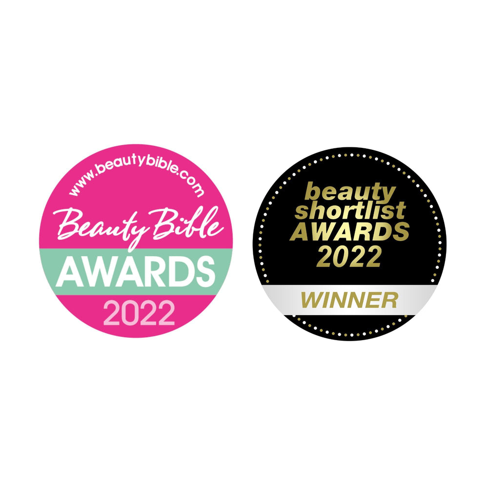 Aplicacion nocturna Burts Bees en labios para suavidad al despertar.