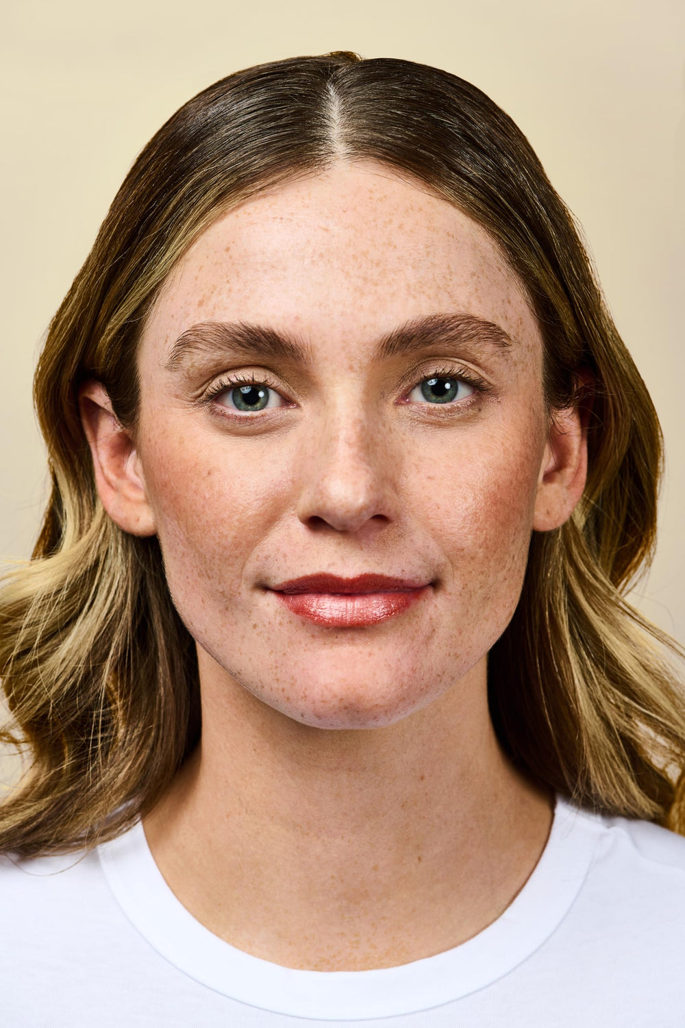 Burt's Bees Cereza, acabado con brillo sutil para realzar labios.