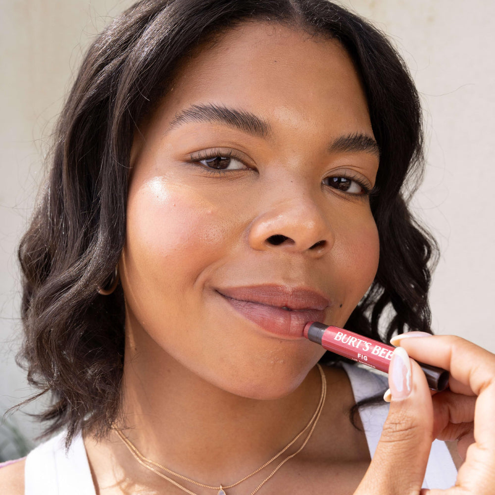Lip Shimmer Watermelon emite aroma a menta fresca en cada pasada.