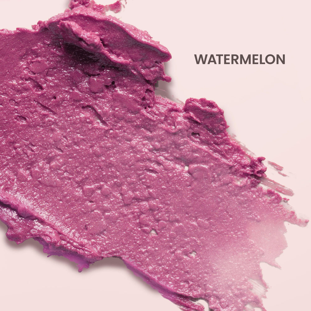 Tono melón cálido de Lip Shimmer Watermelon ilumina labios con brillo suave.