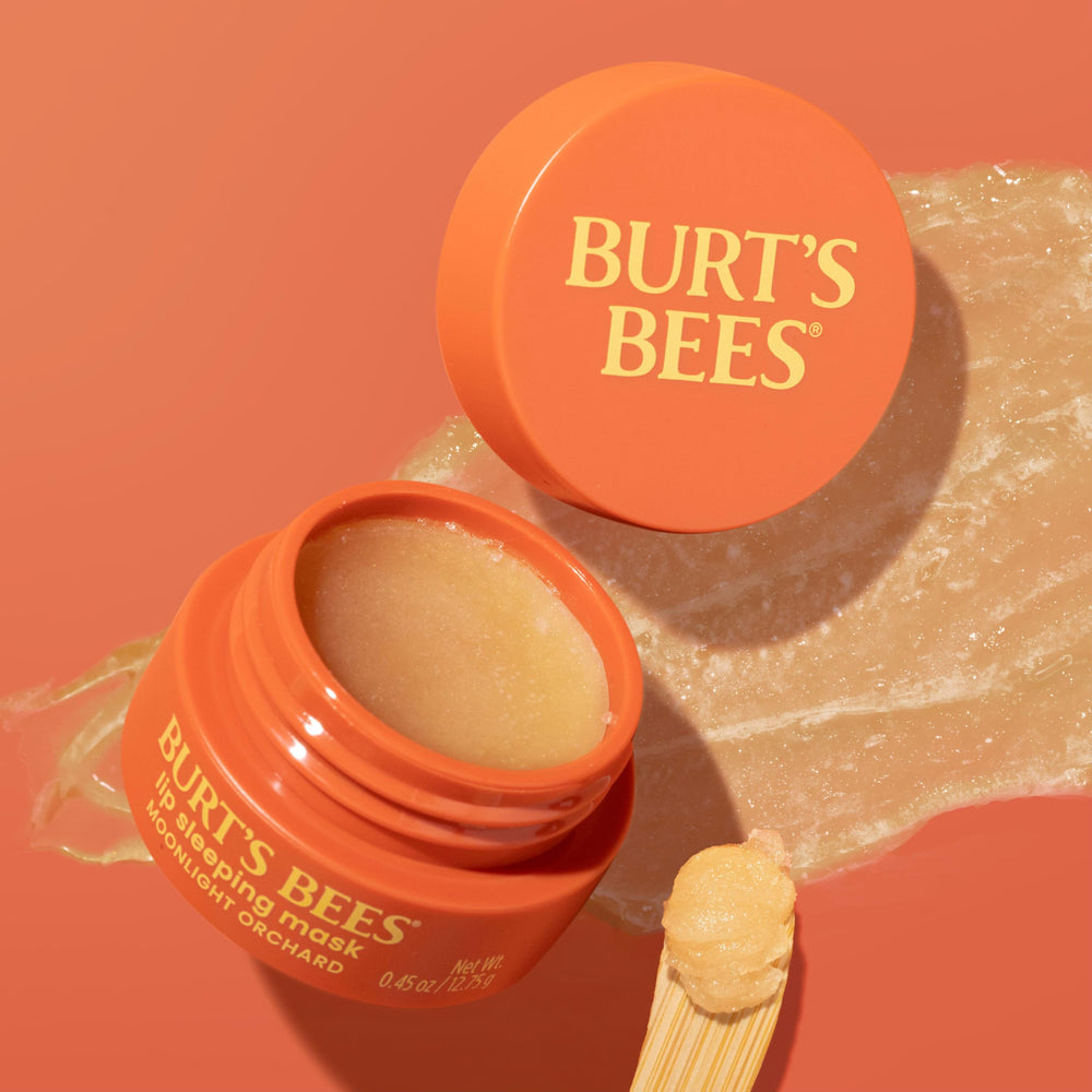 Aplicador de bambú incluido facilita la aplicación nocturna de Burts Bees Moonlight Orchard.
