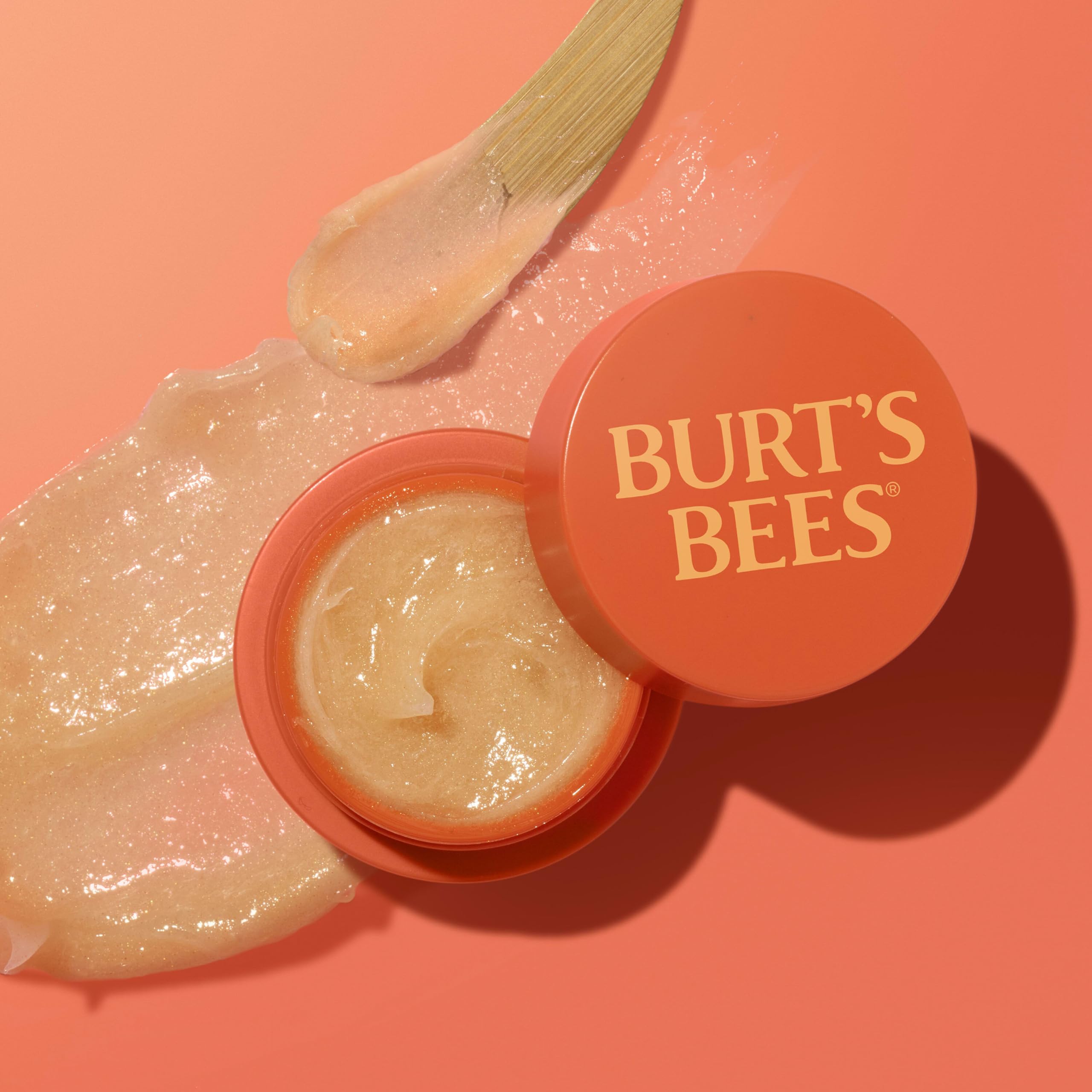 Fórmula sin parabenos ni ftalatos en Burts Bees Moonlight Orchard Lip Sleeping Mask.