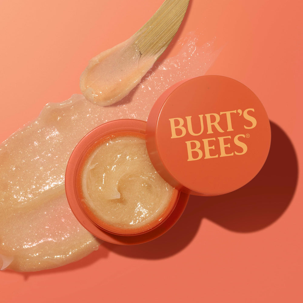 Fórmula sin parabenos ni ftalatos en Burts Bees Moonlight Orchard Lip Sleeping Mask.