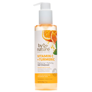 By Nature Vitamina C Curcuma gel limpiador: botella visible para piel radiante.