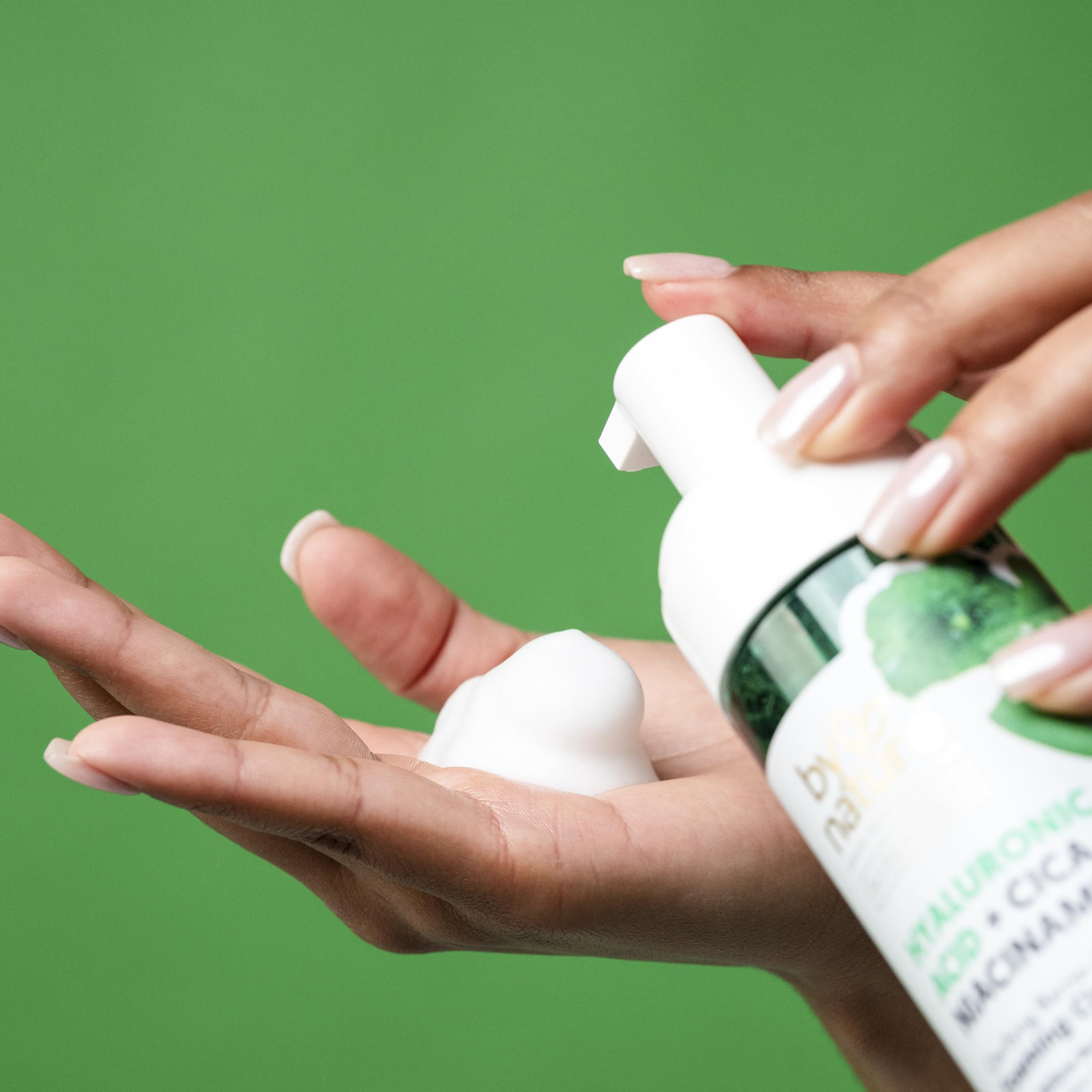 By Nature espuma facial suave aplicada en la piel, sensación limpia y revitalizante.